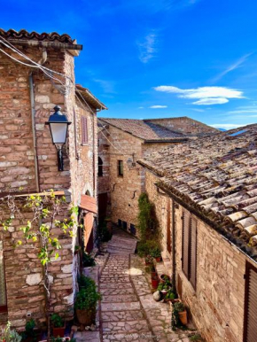 A Passo Lento nel Castello di Collepino - Spello Spello